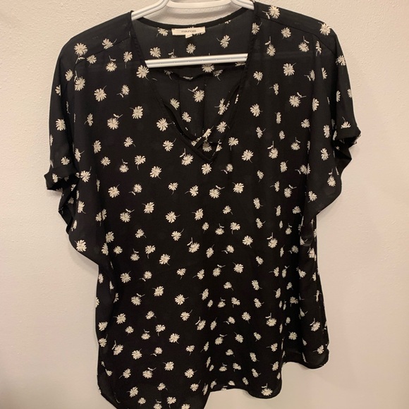 Maurices Tops - Maurices short sleeved floral blouse